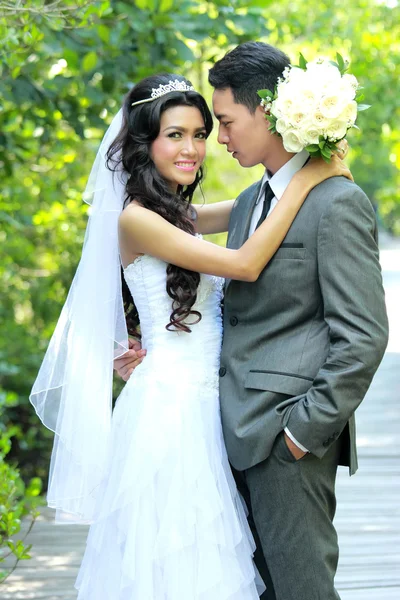 Jonge romantische jonggehuwde paar — Stockfoto
