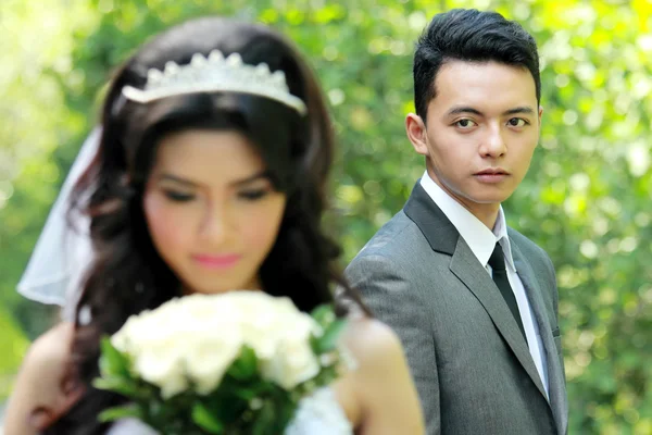 Groom staring at his bride — Stock Photo, Image