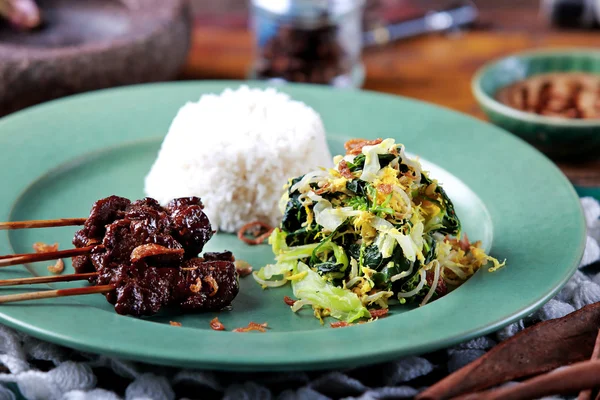 Indonesische keuken geit satai geserveerd met Indonesische salade en r — Stockfoto