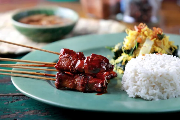 Kip satai geserveerd met Indonesische salade en rijst — Stockfoto