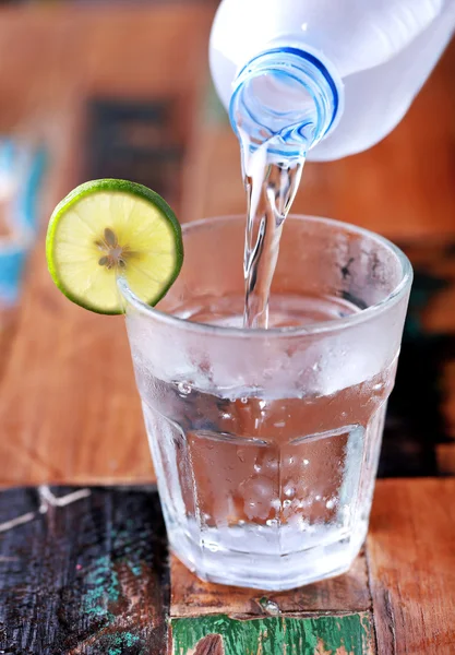 Versando un'acqua minerale in un bicchiere — Foto Stock