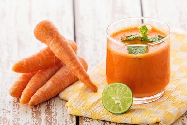 A glaas of carrot juice with ingredients — Stock Photo, Image