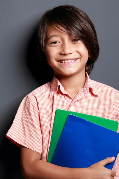 Симпатичный мальчик с книжками в руках — стоковое фото
