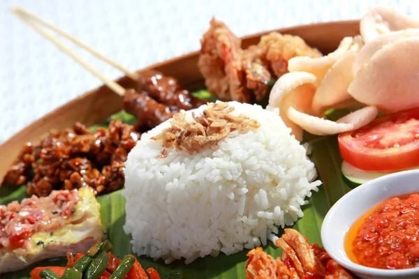 Индонезийская еда на обед — стоковое фото