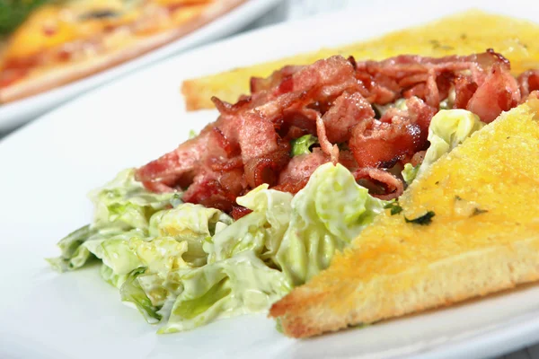 Bacon og toast med salat – stockfoto