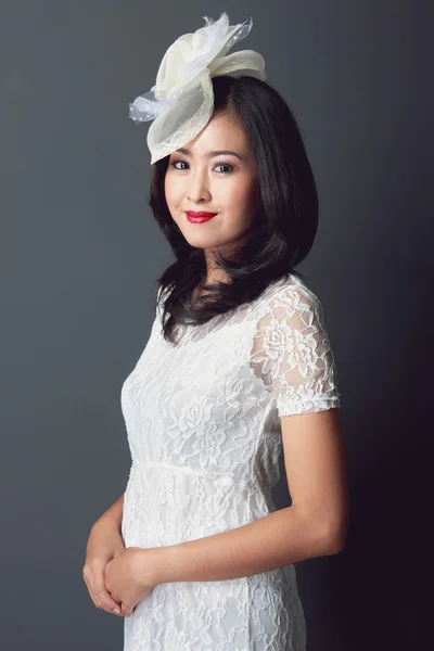 Jovem mulher vestindo vestido branco — Fotografia de Stock