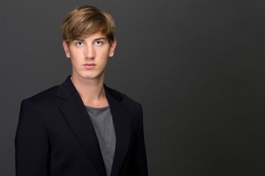 Takım elbiseli genç adam.