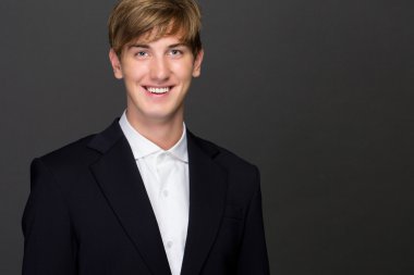 Genç gülümsemek takım elbiseli adam