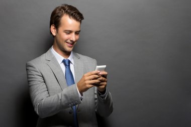  İzole bir handphone ile gülümseyen bir adam