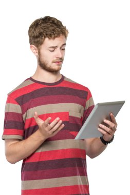 genç adam izole modern tablet pc ile çalışma