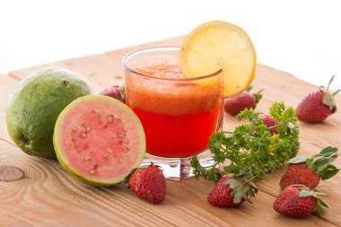 Çilek ve guava güler yüzlü