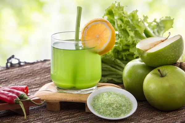 Manzana y verduras verdes mezclan jugo — Foto de Stock