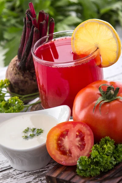 Röda grönsaker blanda juice — Stockfoto