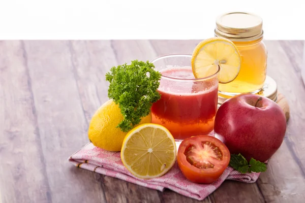 Tomat, äpple, citron smoothies — Stockfoto