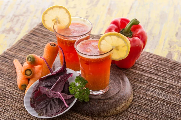 Röd morot spenat och paprika blanda Juice — Stockfoto