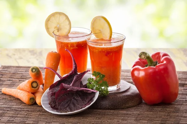 Röd morot spenat och paprika blanda Juice — Stockfoto