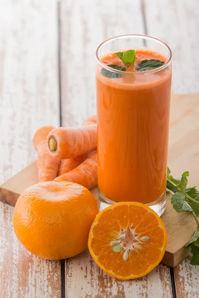 Здоровый морковный сок — стоковое фото
