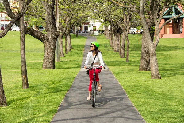 Hermosa mujer montando una bicicleta —  Fotos de Stock