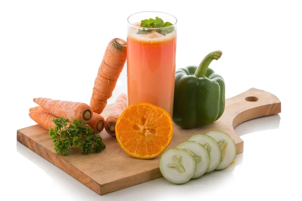 Suco de mistura de cenoura e pepino — Fotografia de Stock