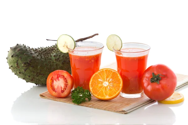 Tomat, taggannona och orange mix saft — Stockfoto