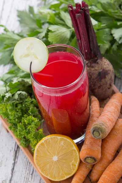 Betor och blanda morotsjuice — Stockfoto