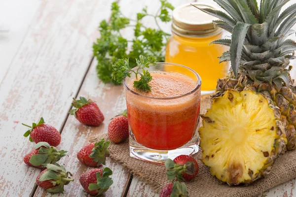 Strawberry mix šťávy a ananasu — Stock fotografie