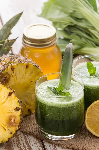 Lettuse och ananas blanda juice — Stockfoto