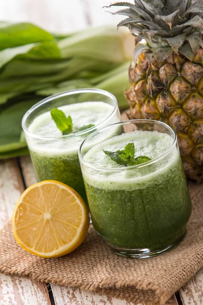 Repollo verde chino y jugo de mezcla de piña — Foto de Stock