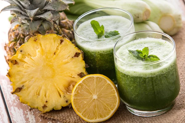 Lettuse and pineapple mix juice — Stock Photo, Image