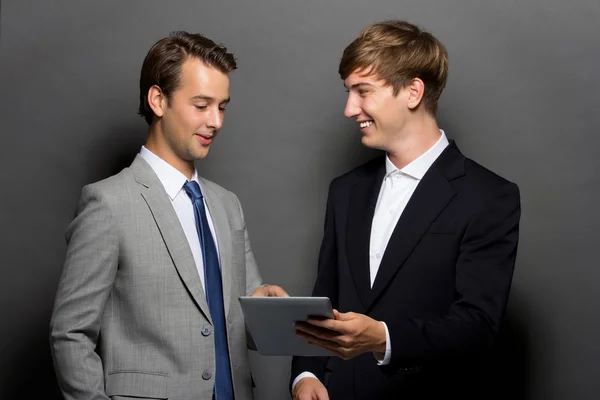 Zwei junge Männer diskutieren isoliert — Stockfoto