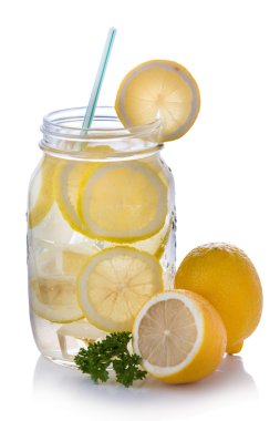 Limon suyu süzülür