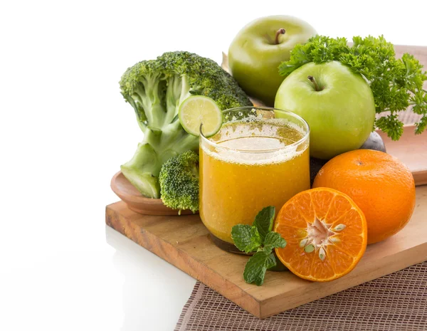 Manzana, brócoli y zumo de naranja mezclados aislados —  Fotos de Stock