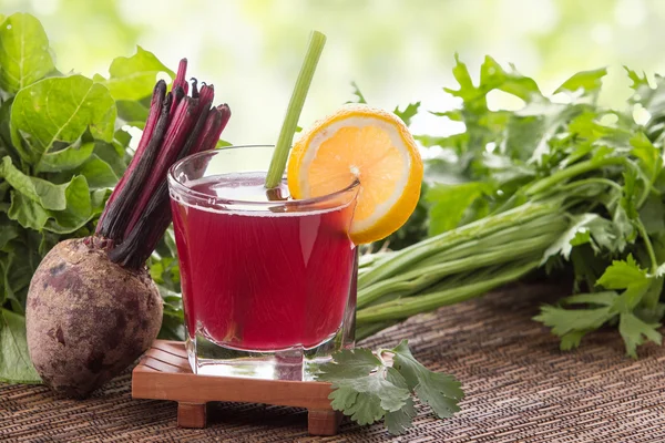 Buraki i warzywa wymieszać sok — Zdjęcie stockowe