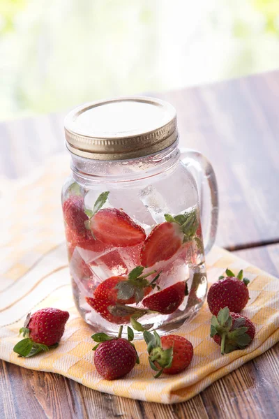 Strawberry ingjuta vatten — Stockfoto