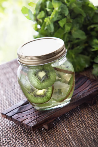 L'acqua in infusione di Kiwi — Foto Stock