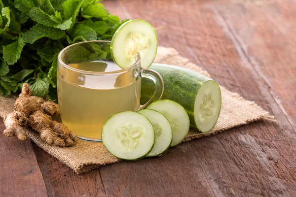 Jugo de pepino y hierbas — Foto de Stock