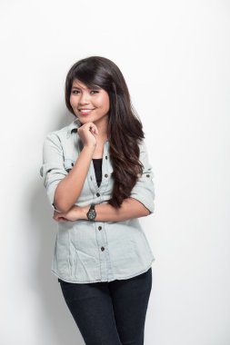 Genç kadın mutlu poz