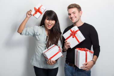 Genç çok kültürlü çift kutluyor olay