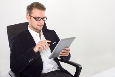 Elinde bir tablet ile genç işadamı