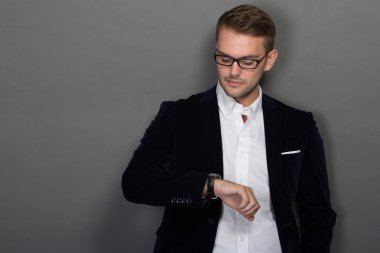 Onun saatler bakmak genç işadamı