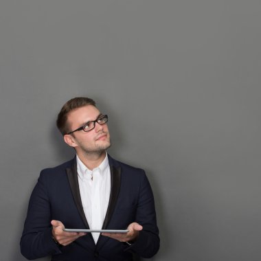 Elinde bir tablet ile genç işadamı