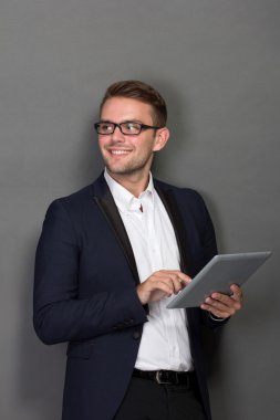 Elinde bir tablet ile genç işadamı