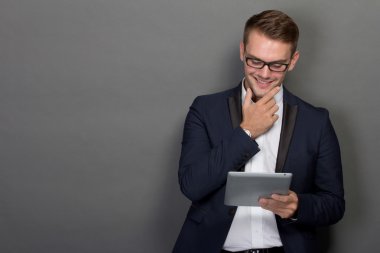 Elinde bir tablet ile genç işadamı