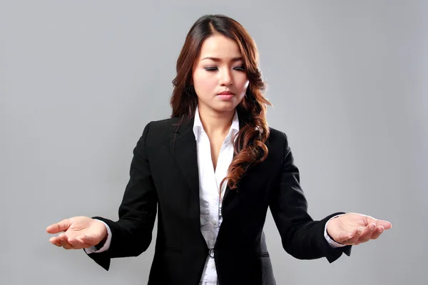 Young businesswoman comparing two items — Stock Photo, Image