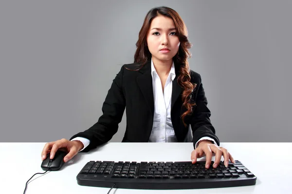 Jeune femme d'affaires tapant sur le clavier — Photo