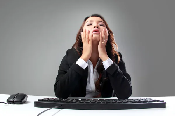 Jonge zakenvrouw moe, benadrukt — Stockfoto