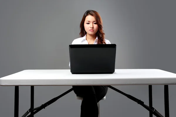 Junge Geschäftsfrau tippt auf Laptop — Stockfoto