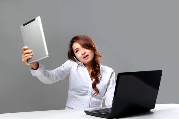 Jeune femme d'affaires regardant une tablette tout en parlant sur le ph — Photo