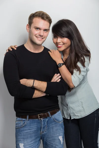 Jovem casal multicultural feliz — Fotografia de Stock