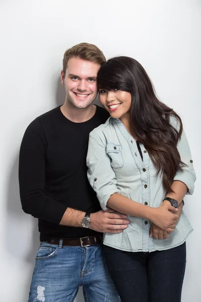 Unga lyckliga mångkulturella paret — Stockfoto